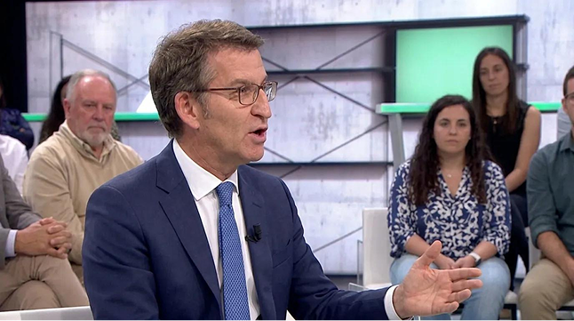 Feijóo muestra el teléfono en el plató